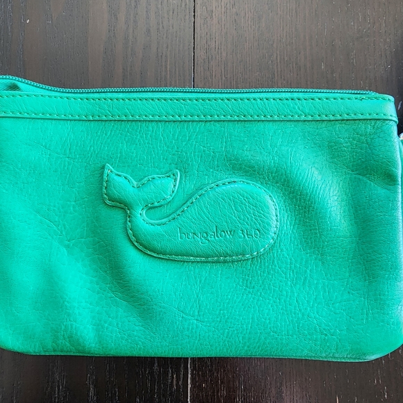 Bungalow 360 Green Vegan Whale Leather Clutch Wristlet Purse Gorgeous Like New - Picture 3 of 8